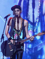 组图：韩星鲁敏宇发新辑眼线妆妖艳创可贴遮点