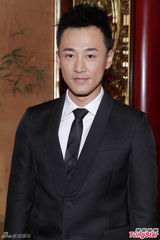 组图：林峰与女友工作中庆生 佘诗曼尊重曾志伟