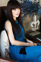 组图：歌手苏曼清新写真集曝光 尽显优雅知性美