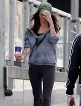 幻灯图：梅根-福克斯手压帽檐无意中大秀婚戒