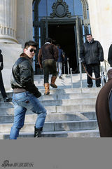 组图：杜江亮相法国巴黎俊朗时尚