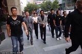 组图：谢霆锋上海开酒吧 查看场地老板架势十足
