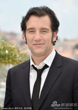 组图：妮可短裙现身新片记者会别样性感