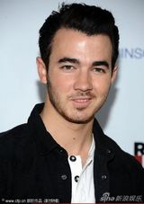 组图：乔纳斯兄弟帅气助阵格莱美预热活动