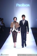 组图：刘诗诗牵手胡歌走秀 称与杨幂永远是朋友