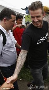 小贝探访菲台风灾区 与儿童互动奶爸范十足(图)