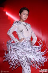 组图：杨丞琳穿华服亮相 尾椎伤势未复原