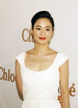 组图：周韵亮相国际品牌时装秀 穿白裙知性温婉