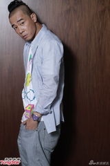 组图：陈小春录歌黎明监场 与卫兰惺惺相惜