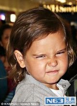 组图：米兰达抱儿子现身 弗林古灵精怪变表情帝