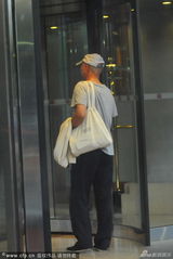 组图：陈佩斯低调现身酒店 挎布包显邋遢