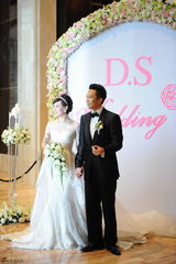 高清图：孙俪邓超上海大婚 新人现身当众亲吻