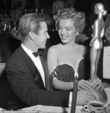 组图：梦露旧照曝光 酥胸半露众人拜倒