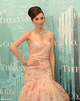 组图：吴佩慈高雅亮相发布会 豪华珠宝艳压群星 