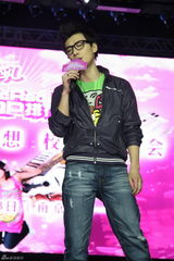幻灯组图：曾轶可乔任梁top榜拉票 校园上演PK大战