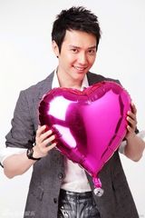 高清图：冯绍峰拍摄新春写真 阳光俊朗送春节祝福