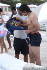 组图：球星法尔考海中爱抚娇妻 舔肚脐极度高调