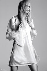 高清图：斯威夫特《ELLE》大片 时尚歌手笑容甜美