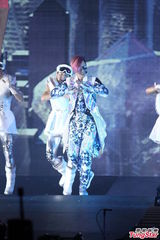 组图：罗志祥热力开唱 与萧亚轩上演贴身热舞