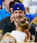 组图：小贝化身奶爸哄女儿 小七捏脸抢帽玩老爸