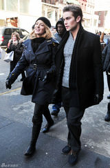 高清图：《绯闻女孩》纽约热拍 主角街头秀冬衣