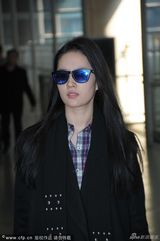 组图：刘亦菲携母现身似姐妹 机场被拍显不悦