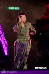 高清组图：郑伊健演唱会 舒淇登台与其热吻