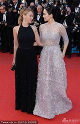 组图：《维纳斯》首映 章子怡素雅长裙助阵