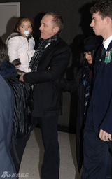 幻灯图集：萨尔玛-海耶克全家幸福出游