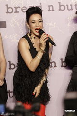 组图：钟丽缇红色裤袜惹火捞金 不受离婚影响展笑脸 