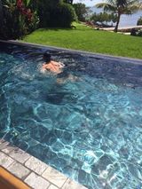 组图：李咏泳池秀身材 八块腹肌惊呆网友