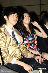 幻灯图：孙燕姿与林俊杰阿杜热聊 撩头发不顾形象 