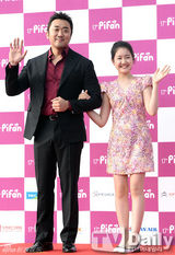 组图：全智贤性感亮相电影节红毯 女星走光露底