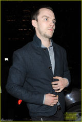 组图：劳伦斯与男友烛光晚餐 设计师全程当电灯