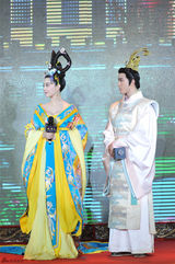 组图：范冰冰险遭李治廷袭胸 女演员齐晒半球