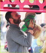 组图：娜奥米-沃兹与老公情侣装出游 可爱儿子缠老爸