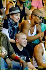 组图：麦当娜与小男友亲密搂抱 裹头巾素颜低调