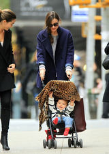 组图：辣妈米兰达-可儿街拍 大衣搭皮裤滑雪靴