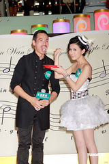 幻灯图：佘诗曼化身清纯玻璃仙子 陈豪任护花使者