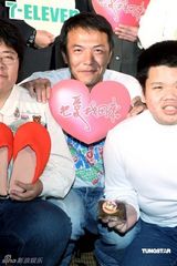 幻灯图：戴立忍导演公益宣传片 被追问感情装不懂