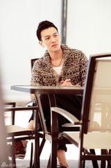 组图：马文龙拍摄户外写真 穿毛衣秀时尚律动