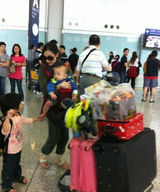 张柏芝穿睡衣享亲子时光 Lucas骷髅装得意抢镜