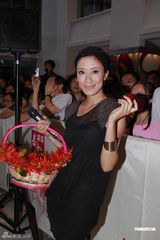 组图：欧阳震华杨怡马赛现身《不速之约》宣传