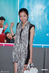 组图：王浩信生日上演舞台剧 女友送旅行箱计划出游