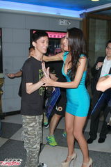 高清组图：张暖雅宣传《一路向西》低胸装抢镜