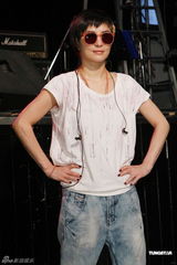 组图：何超仪推新EP携团开唱 感谢老板陈冠希支持