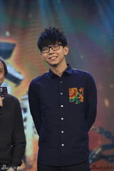 组图：刘亦菲咖啡误泼导演陈嘉上 尴尬道歉卖萌