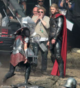 组图：《雷神2》曝海量片场照 锤哥威武抡大锤