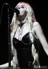 组图：泰勒-莫森性感开唱 尽现魔女本色