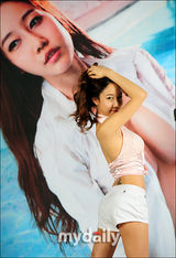 组图：韩国女模特李恩菲个人写真集发布会